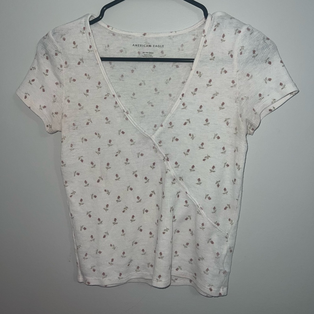 American eagle floral v neck
